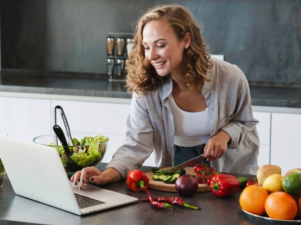 Easy Lunch Recipes: Quick and Nutritious Solutions for Busy Adults 6 Easy Lunch Recipes Quick and Nutritious Solutions for Busy Adults - FitnessPal